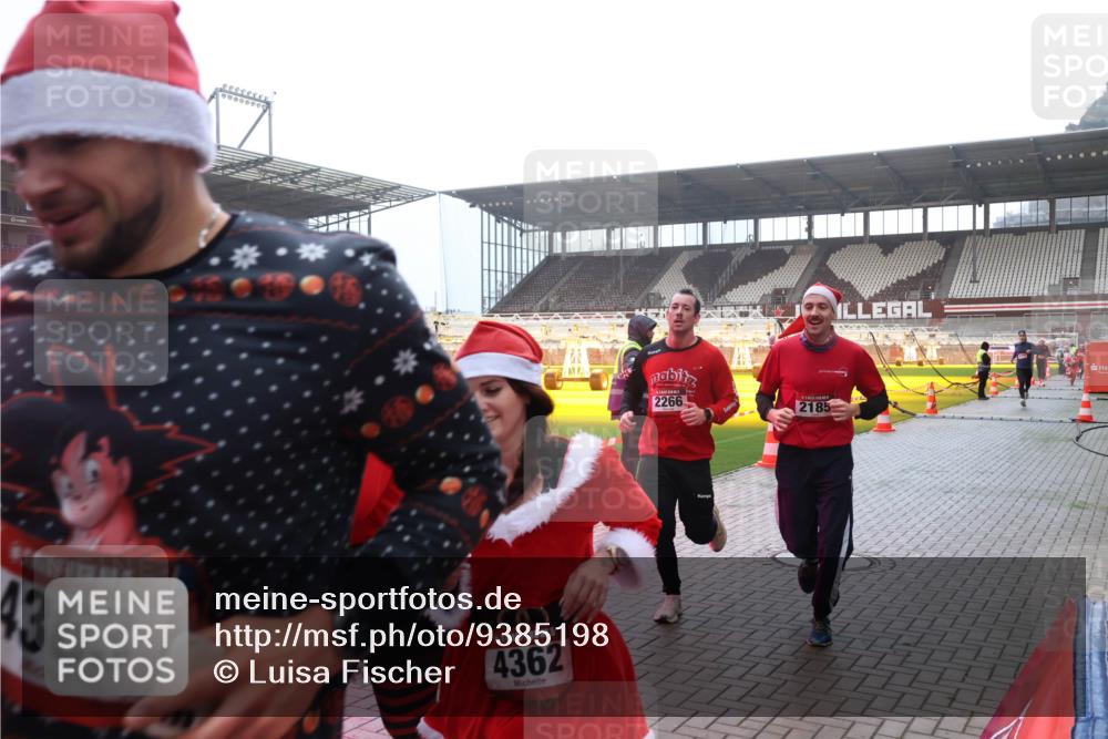 07.12.2025 - St. Pauli X-Mass-Run No. 15 Luisa Fischer http://msf.ph/oto/9385198 07.12.2025 10:16:57 Ziel 4363, 5, 4362, 2266, 2185, 394, 1328, 2185, 2266, 2743, 3633, 4356, 4359, 4362, 4363, 4510, 4769 meine-sportfotos.de