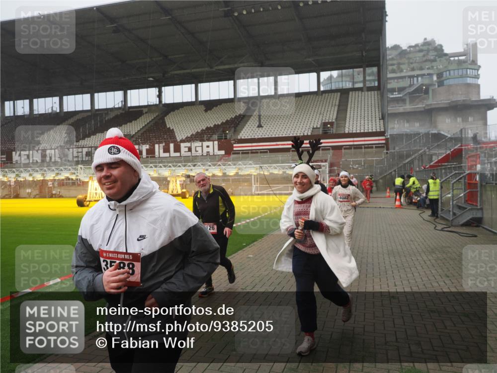 07.12.2025 - St. Pauli X-Mass-Run No. 15 Fabian Wolf http://msf.ph/oto/9385205 07.12.2025 10:13:16 Ziel 1044, 1062, 1126, 1220, 1733, 2711, 2712, 3588, 3589, 4081, 4082, 4083, 4664 meine-sportfotos.de