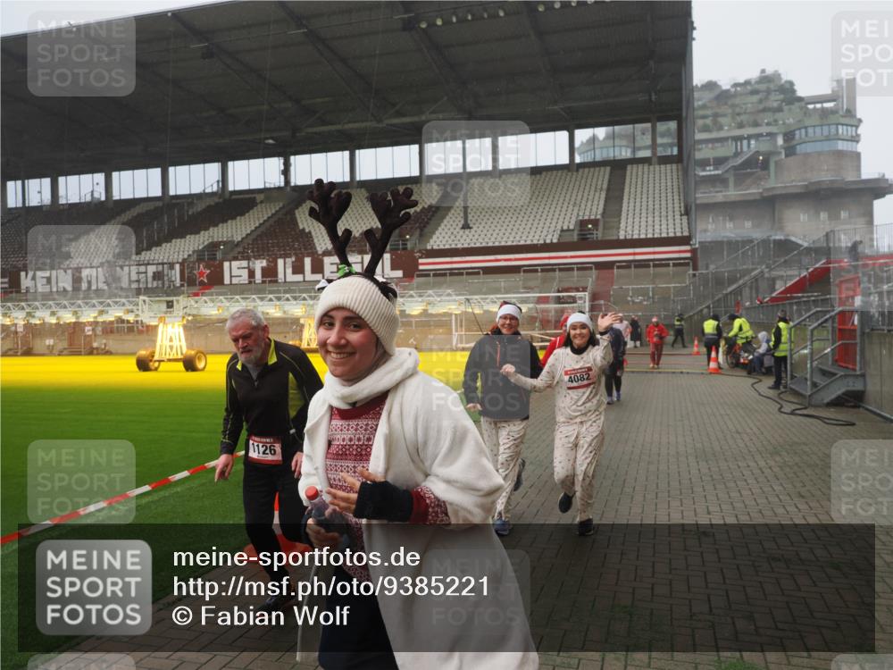 07.12.2025 - St. Pauli X-Mass-Run No. 15 Fabian Wolf http://msf.ph/oto/9385221 07.12.2025 10:13:17 Ziel 1044, 1062, 1126, 1220, 1733, 2711, 2712, 3588, 3589, 4081, 4082, 4083, 4664 meine-sportfotos.de