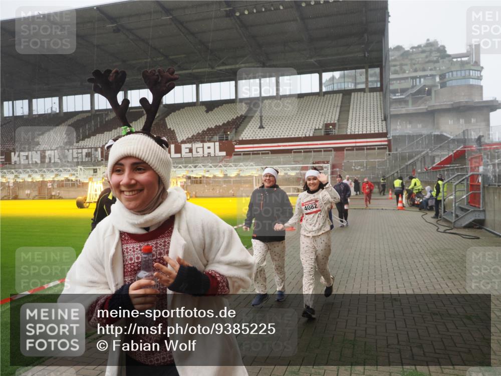 07.12.2025 - St. Pauli X-Mass-Run No. 15 Fabian Wolf http://msf.ph/oto/9385225 07.12.2025 10:13:17 Ziel 1044, 1062, 1126, 1220, 1733, 2711, 2712, 3588, 3589, 4081, 4082, 4083, 4664 meine-sportfotos.de