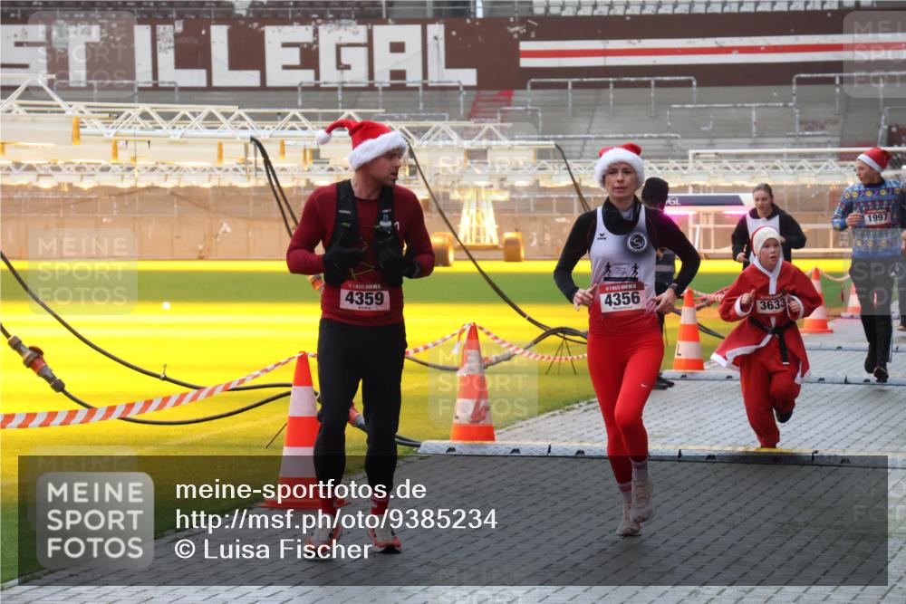 07.12.2025 - St. Pauli X-Mass-Run No. 15 Luisa Fischer http://msf.ph/oto/9385234 07.12.2025 10:17:05 Ziel 4359, 5, 4356, 3633, 1997, 394, 1328, 1620, 1989, 1997, 2185, 2266, 2694, 2743, 3633, 4356, 4359, 4362, 4363, 4510, 4769 meine-sportfotos.de