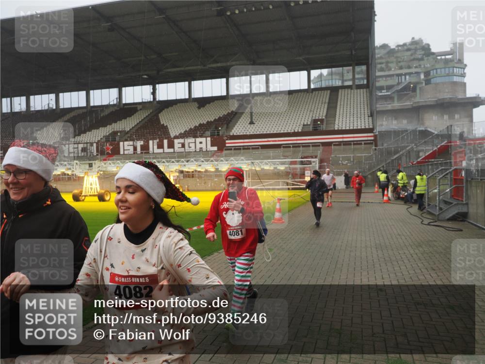 07.12.2025 - St. Pauli X-Mass-Run No. 15 Fabian Wolf http://msf.ph/oto/9385246 07.12.2025 10:13:18 Ziel 1044, 1062, 1126, 1220, 1733, 2711, 2712, 3588, 3589, 4081, 4082, 4083, 4664 meine-sportfotos.de