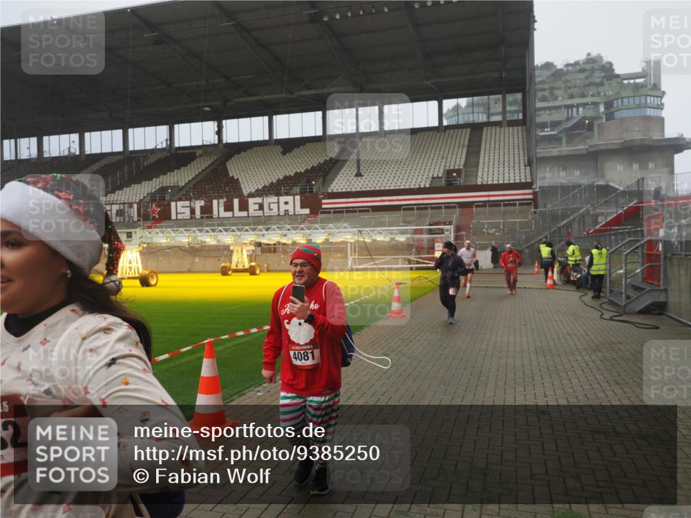 07.12.2025 - St. Pauli X-Mass-Run No. 15 Fabian Wolf http://msf.ph/oto/9385250 07.12.2025 10:13:18 Ziel 1044, 1062, 1126, 1220, 1733, 2711, 2712, 3588, 3589, 4081, 4082, 4083, 4664 meine-sportfotos.de