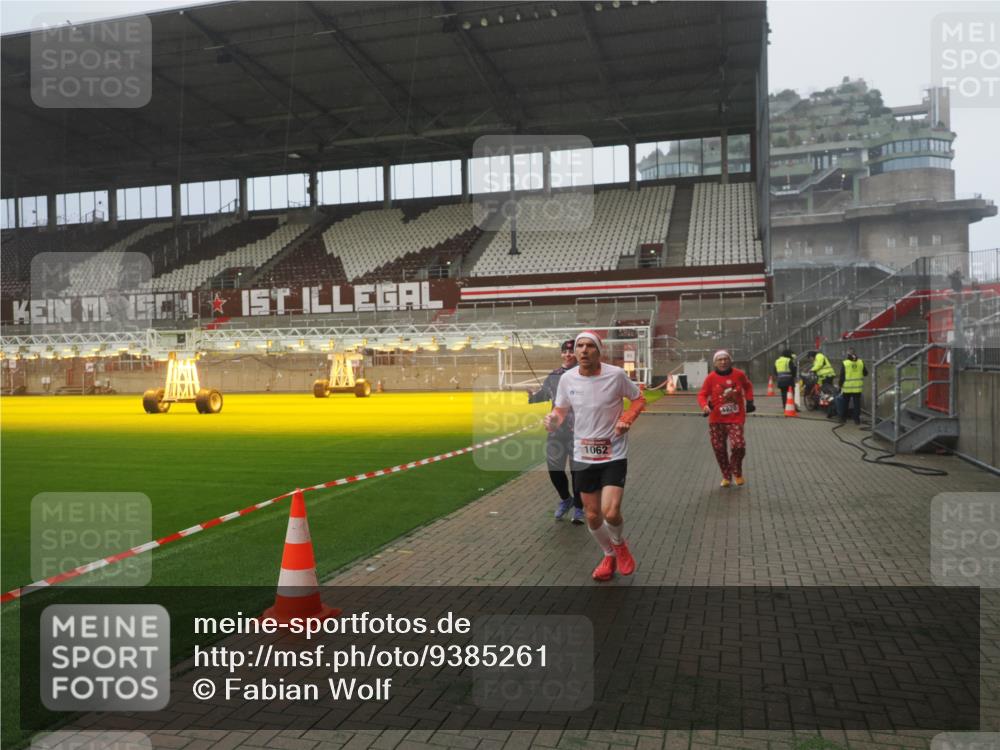 07.12.2025 - St. Pauli X-Mass-Run No. 15 Fabian Wolf http://msf.ph/oto/9385261 07.12.2025 10:13:22 Ziel 1044, 1062, 1126, 1220, 3588, 3589, 4081, 4082, 4083, 4664 meine-sportfotos.de