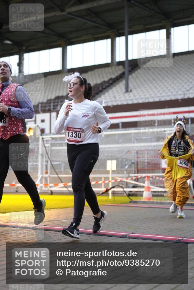 07.12.2025 - St. Pauli X-Mass-Run No. 15 Patografie http://msf.ph/oto/9385270 07.12.2025 10:28:51 Ziel 1095, 1308, 1330, 1566, 2046, 2051, 2397, 3669, 4073, 4265, 4291, 4414, 4446, 4449, 4450, 4543, 4544 meine-sportfotos.de