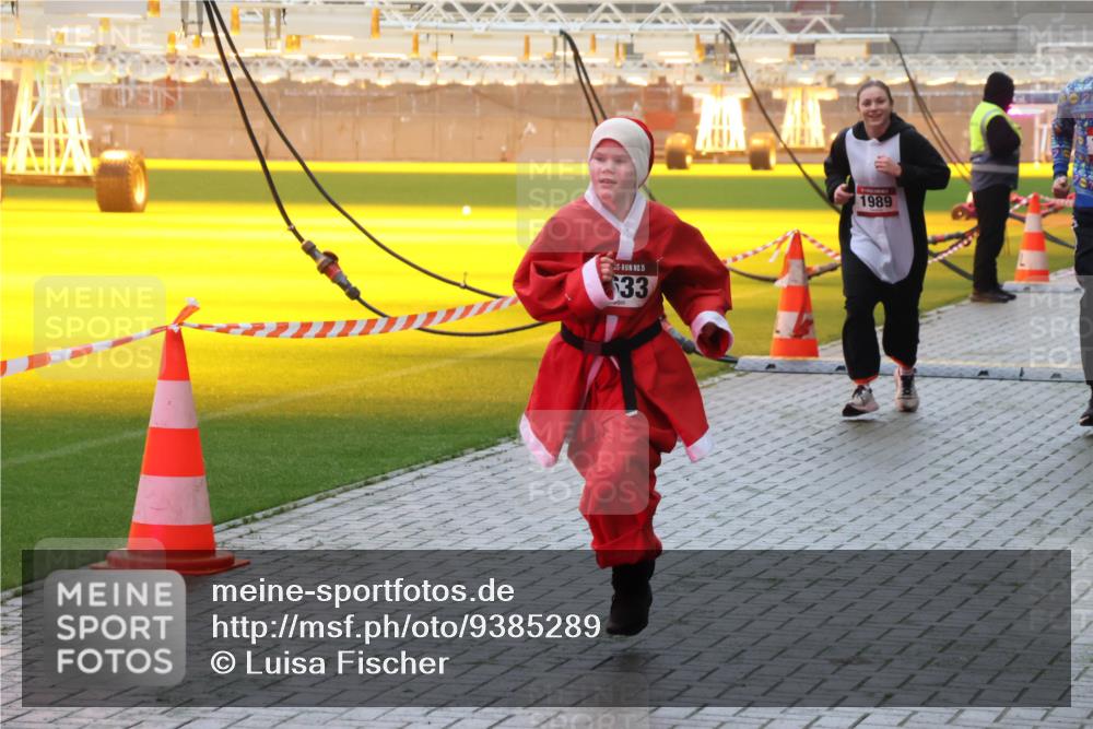 07.12.2025 - St. Pauli X-Mass-Run No. 15 Luisa Fischer http://msf.ph/oto/9385289 07.12.2025 10:17:09 Ziel 5, 33, 1989, 1328, 1620, 1762, 1989, 1997, 2185, 2266, 2694, 2743, 3633, 4356, 4359, 4362, 4363, 4510, 4769 meine-sportfotos.de