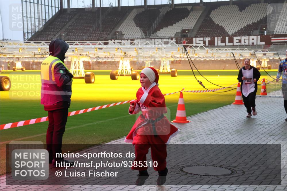 07.12.2025 - St. Pauli X-Mass-Run No. 15 Luisa Fischer http://msf.ph/oto/9385310 07.12.2025 10:17:11 Ziel 365, 1989, 1328, 1620, 1762, 1989, 1997, 2185, 2266, 2694, 2743, 3633, 4356, 4359, 4362, 4363, 4510, 4769 meine-sportfotos.de
