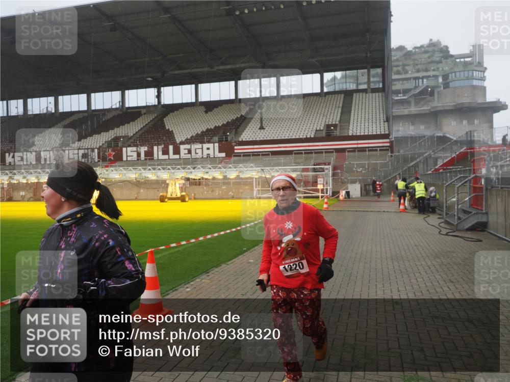07.12.2025 - St. Pauli X-Mass-Run No. 15 Fabian Wolf http://msf.ph/oto/9385320 07.12.2025 10:13:24 Ziel 1044, 1062, 1126, 1220, 3589, 4081, 4082, 4083, 4664 meine-sportfotos.de