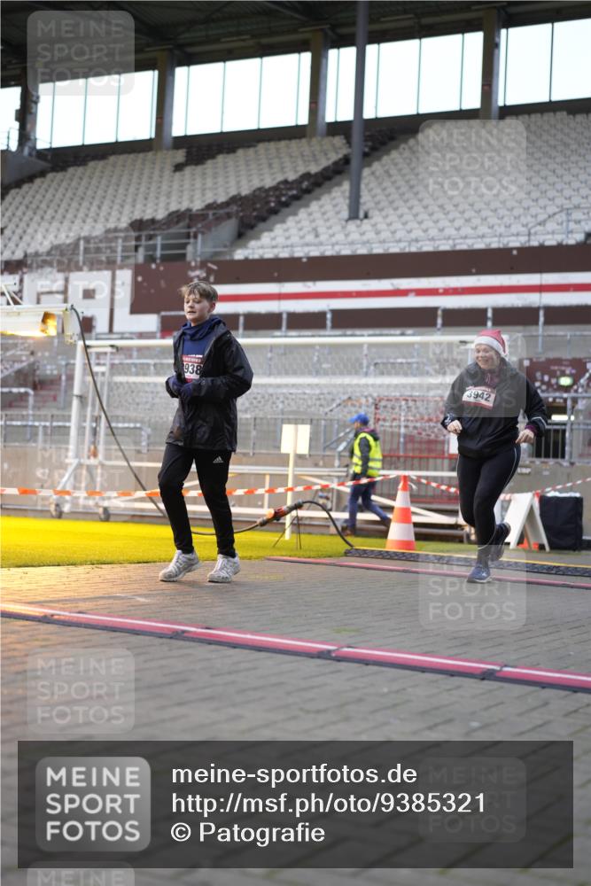 07.12.2025 - St. Pauli X-Mass-Run No. 15 Patografie http://msf.ph/oto/9385321 07.12.2025 10:29:04 Ziel 161, 165, 1308, 1330, 2874, 3299, 3669, 3938, 3942, 4073 meine-sportfotos.de