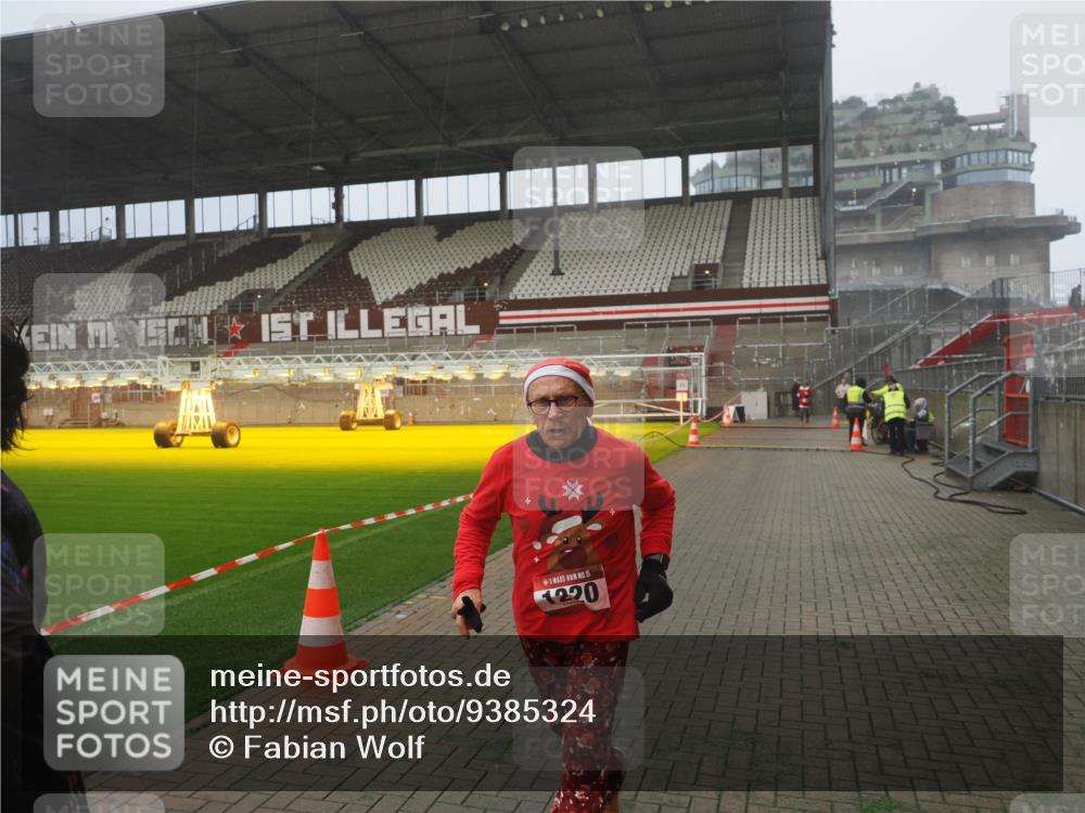 07.12.2025 - St. Pauli X-Mass-Run No. 15 Fabian Wolf http://msf.ph/oto/9385324 07.12.2025 10:13:24 Ziel 1044, 1062, 1126, 1220, 3589, 4081, 4082, 4083, 4664 meine-sportfotos.de