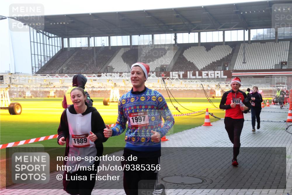 07.12.2025 - St. Pauli X-Mass-Run No. 15 Luisa Fischer http://msf.ph/oto/9385356 07.12.2025 10:17:14 Ziel 5, 1989, 15, 1997, 888, 1620, 1762, 1989, 1997, 2185, 2266, 2694, 3229, 3633, 3987, 4356, 4359, 4362, 4363, 4510, 4769 meine-sportfotos.de