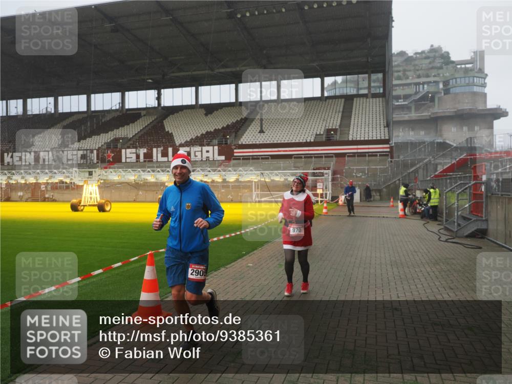 07.12.2025 - St. Pauli X-Mass-Run No. 15 Fabian Wolf http://msf.ph/oto/9385361 07.12.2025 10:13:37 Ziel 88, 970, 1699, 2905 meine-sportfotos.de