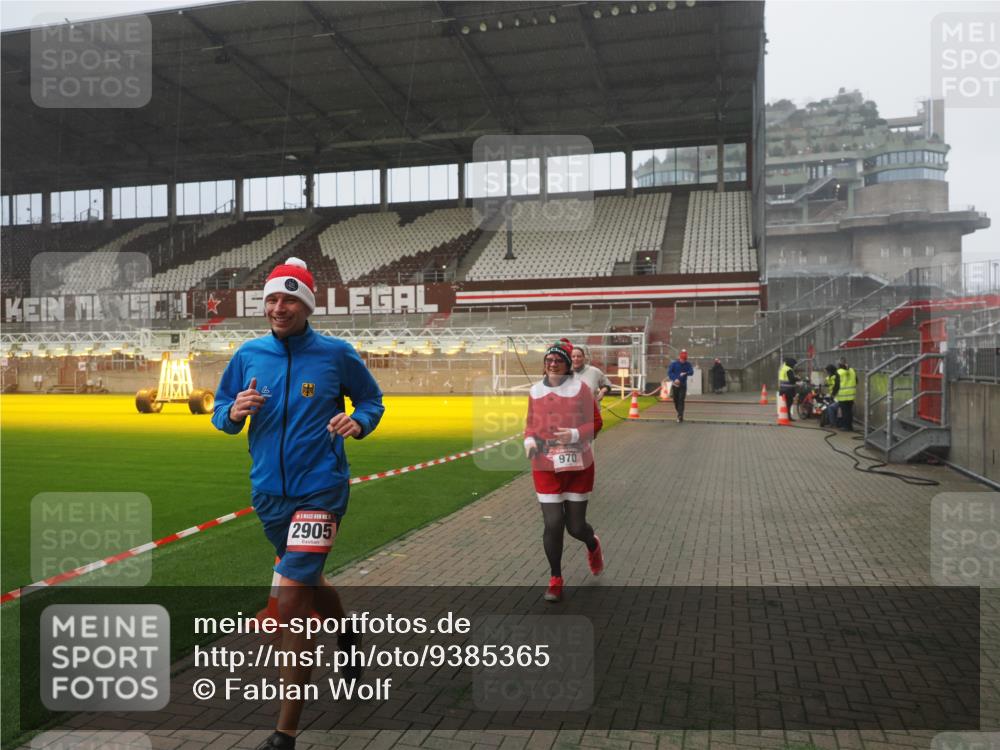 07.12.2025 - St. Pauli X-Mass-Run No. 15 Fabian Wolf http://msf.ph/oto/9385365 07.12.2025 10:13:37 Ziel 88, 970, 1699, 2905 meine-sportfotos.de