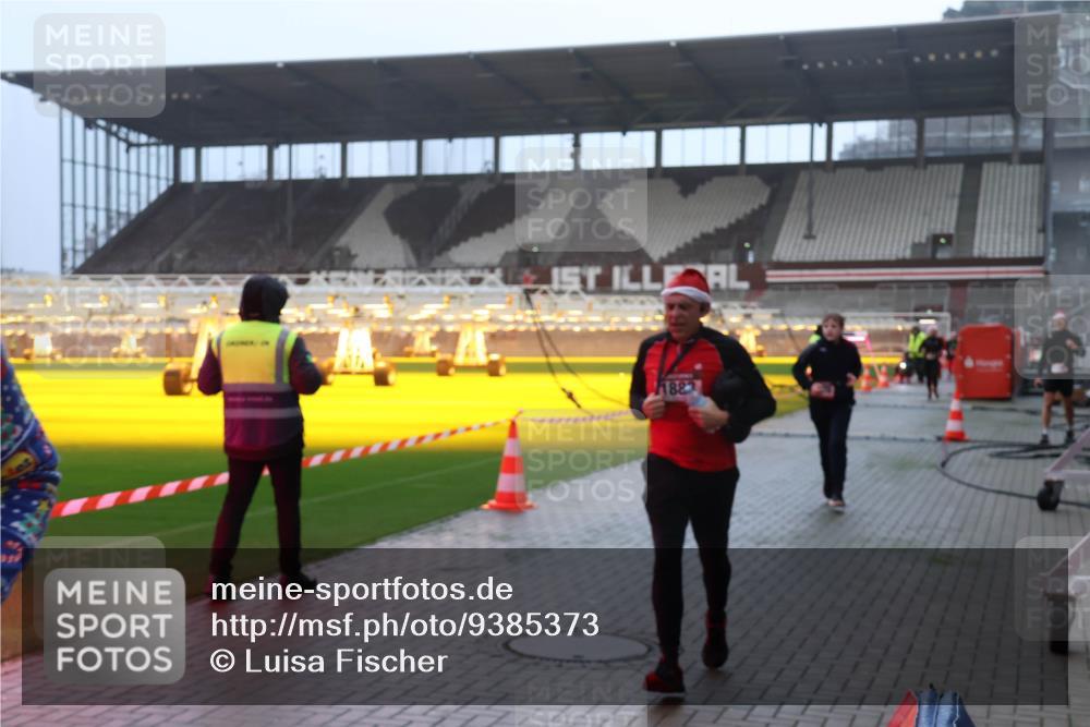 07.12.2025 - St. Pauli X-Mass-Run No. 15 Luisa Fischer http://msf.ph/oto/9385373 07.12.2025 10:17:15 Ziel 1883, 1620, 1762, 1989, 1997, 2185, 2266, 2694, 3229, 3633, 3987, 4356, 4359, 4362, 4363, 4510, 4769 meine-sportfotos.de