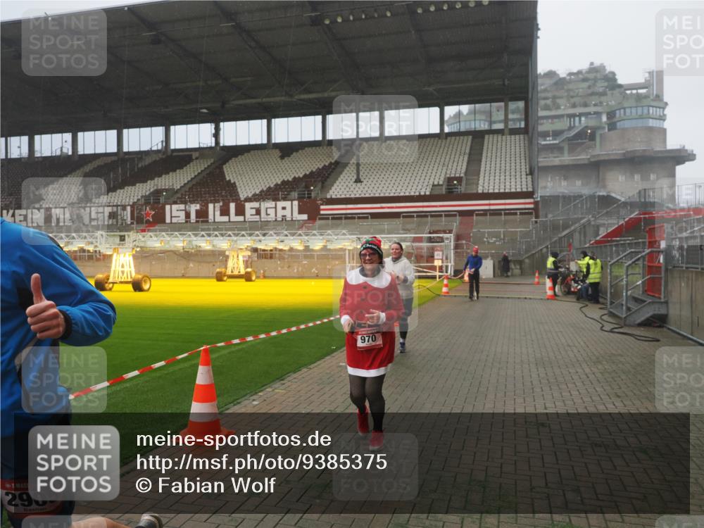 07.12.2025 - St. Pauli X-Mass-Run No. 15 Fabian Wolf http://msf.ph/oto/9385375 07.12.2025 10:13:38 Ziel 88, 970, 1699, 2905 meine-sportfotos.de
