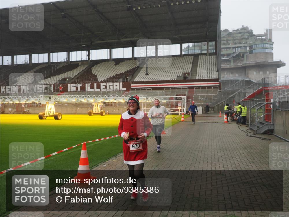 07.12.2025 - St. Pauli X-Mass-Run No. 15 Fabian Wolf http://msf.ph/oto/9385386 07.12.2025 10:13:38 Ziel 88, 970, 1699, 2905 meine-sportfotos.de