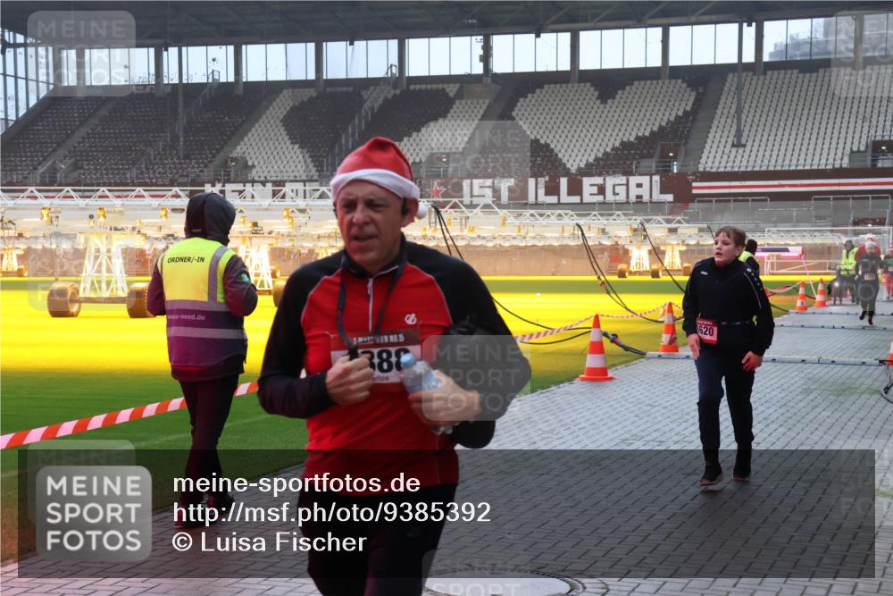 07.12.2025 - St. Pauli X-Mass-Run No. 15 Luisa Fischer http://msf.ph/oto/9385392 07.12.2025 10:17:16 Ziel 380, 1620, 1620, 1762, 1989, 1997, 2185, 2266, 2694, 3229, 3633, 3987, 4356, 4359, 4362, 4363, 4510, 4769 meine-sportfotos.de