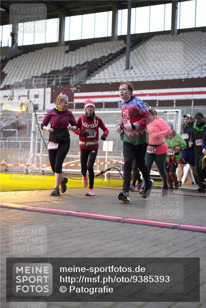 07.12.2025 - St. Pauli X-Mass-Run No. 15 Patografie http://msf.ph/oto/9385393 07.12.2025 10:29:21 Ziel 450, 458, 1039, 1373, 1548, 1550, 1677, 1842, 2001, 3080, 3115, 3470, 4007, 4009, 4264, 4266, 4293, 4296, 4440, 4531, 4695 meine-sportfotos.de