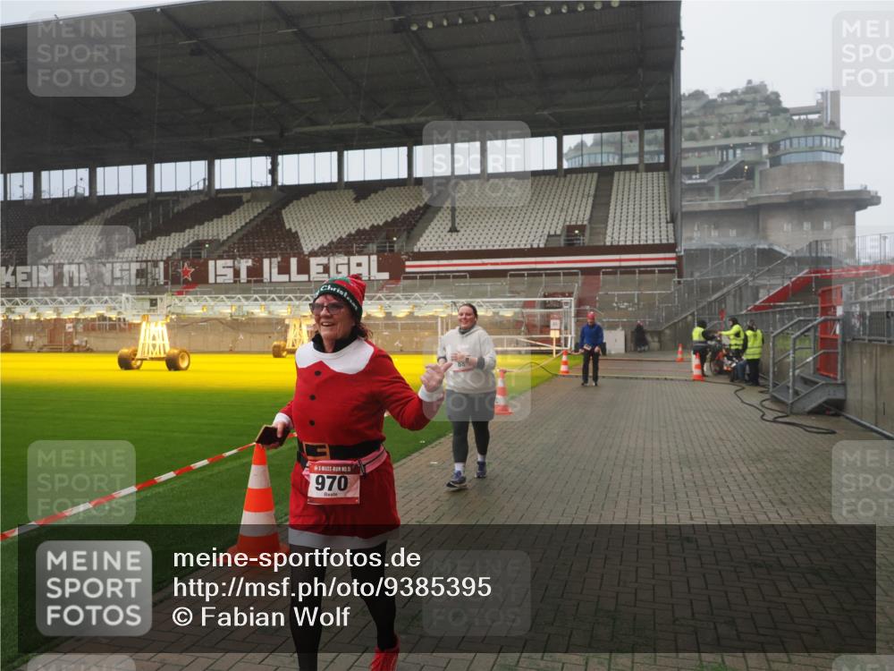 07.12.2025 - St. Pauli X-Mass-Run No. 15 Fabian Wolf http://msf.ph/oto/9385395 07.12.2025 10:13:39 Ziel 88, 970, 1699, 2905 meine-sportfotos.de