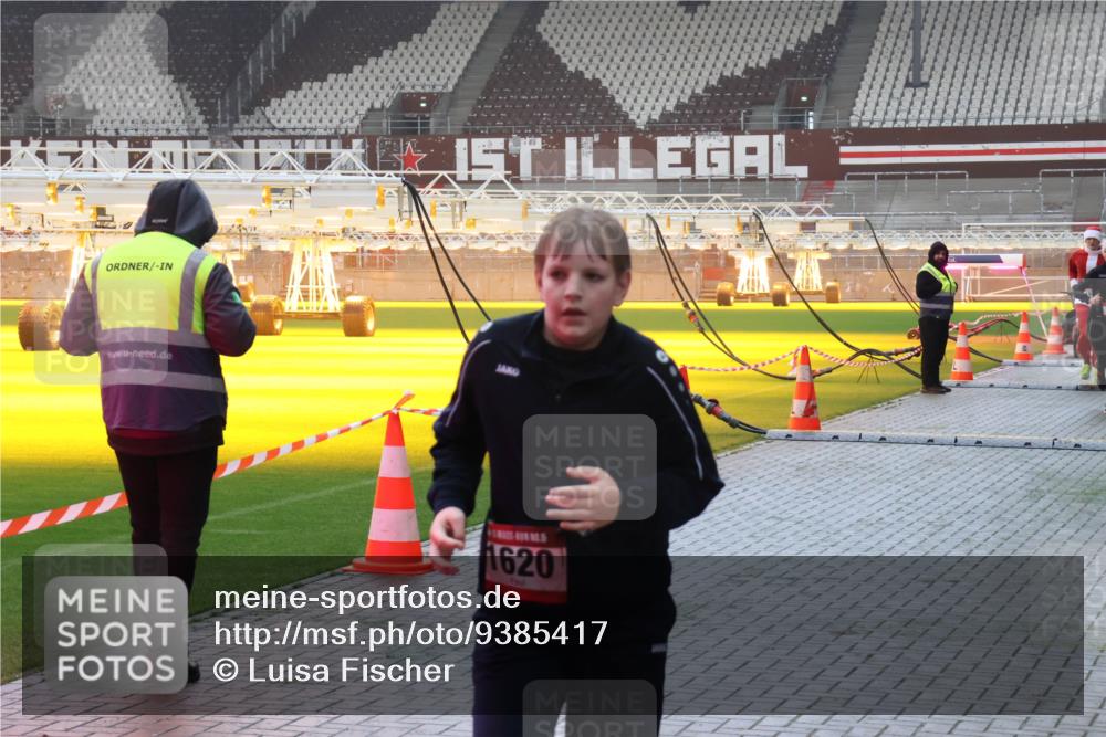 07.12.2025 - St. Pauli X-Mass-Run No. 15 Luisa Fischer http://msf.ph/oto/9385417 07.12.2025 10:17:18 Ziel 1620, 1620, 1762, 1989, 1997, 2185, 2266, 2694, 3229, 3522, 3633, 3987, 4356, 4359, 4362, 4363, 4510, 4769 meine-sportfotos.de