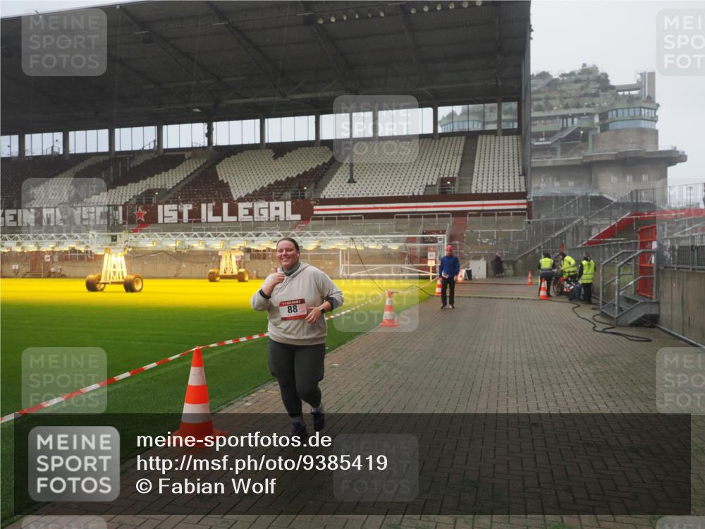 07.12.2025 - St. Pauli X-Mass-Run No. 15 Fabian Wolf http://msf.ph/oto/9385419 07.12.2025 10:13:40 Ziel 88, 970, 1699, 2905 meine-sportfotos.de