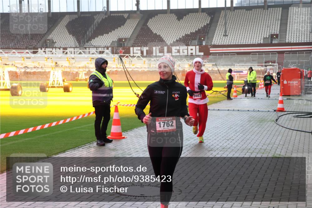 07.12.2025 - St. Pauli X-Mass-Run No. 15 Luisa Fischer http://msf.ph/oto/9385423 07.12.2025 10:17:25 Ziel 15, 1762, 49, 3987, 257, 268, 1620, 1762, 1989, 1997, 2185, 2266, 2694, 3229, 3522, 3633, 3874, 3987, 4356, 4359, 4362, 4363, 4510, 4764, 4769 meine-sportfotos.de