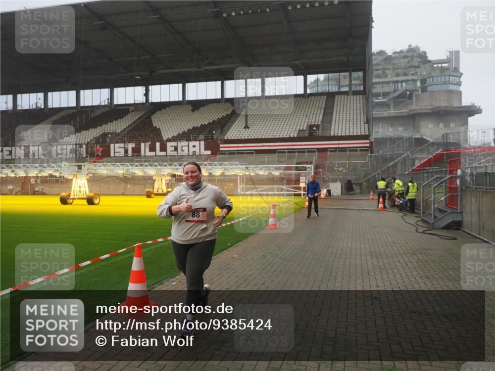 07.12.2025 - St. Pauli X-Mass-Run No. 15 Fabian Wolf http://msf.ph/oto/9385424 07.12.2025 10:13:40 Ziel 88, 970, 1699, 2905 meine-sportfotos.de