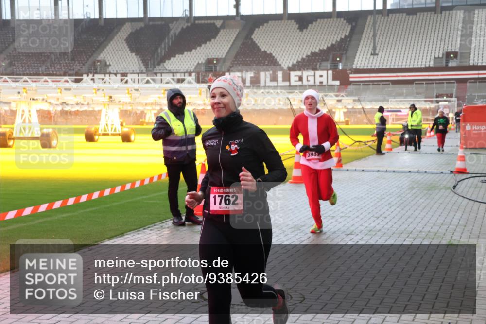 07.12.2025 - St. Pauli X-Mass-Run No. 15 Luisa Fischer http://msf.ph/oto/9385426 07.12.2025 10:17:25 Ziel 15, 1762, 398, 257, 268, 1620, 1762, 1989, 1997, 2185, 2266, 2694, 3229, 3522, 3633, 3874, 3987, 4356, 4359, 4362, 4363, 4510, 4764, 4769 meine-sportfotos.de