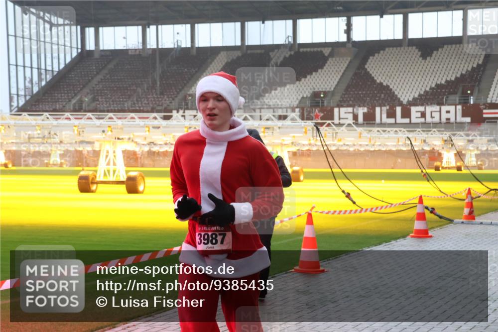 07.12.2025 - St. Pauli X-Mass-Run No. 15 Luisa Fischer http://msf.ph/oto/9385435 07.12.2025 10:17:28 Ziel 15, 3987, 257, 268, 1620, 1762, 1989, 1997, 2185, 2266, 2694, 3229, 3522, 3633, 3874, 3987, 4114, 4356, 4359, 4363, 4764, 4769 meine-sportfotos.de