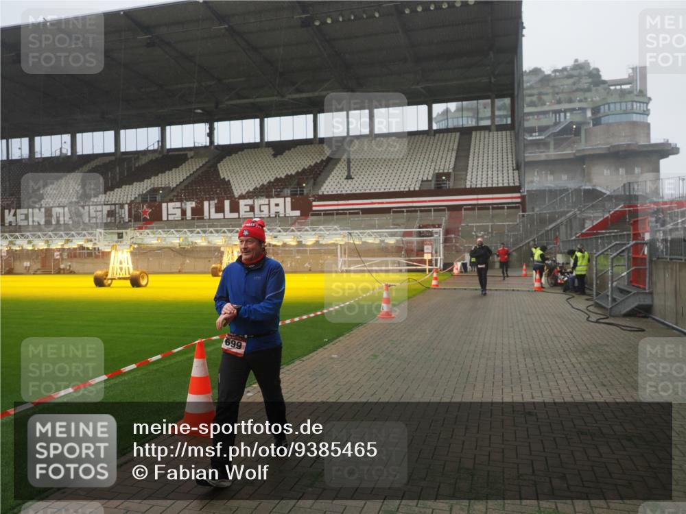 07.12.2025 - St. Pauli X-Mass-Run No. 15 Fabian Wolf http://msf.ph/oto/9385465 07.12.2025 10:13:48 Ziel 88, 1699, 2905, 2951 meine-sportfotos.de