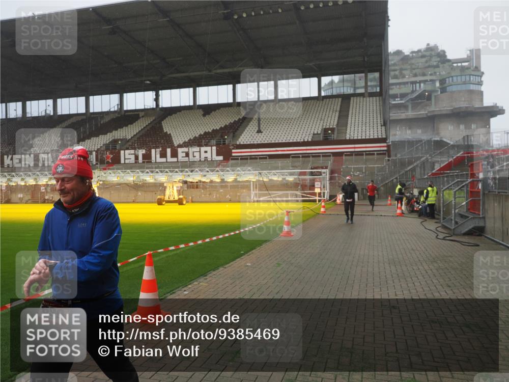07.12.2025 - St. Pauli X-Mass-Run No. 15 Fabian Wolf http://msf.ph/oto/9385469 07.12.2025 10:13:49 Ziel 88, 1699, 2905, 2951, 4371 meine-sportfotos.de