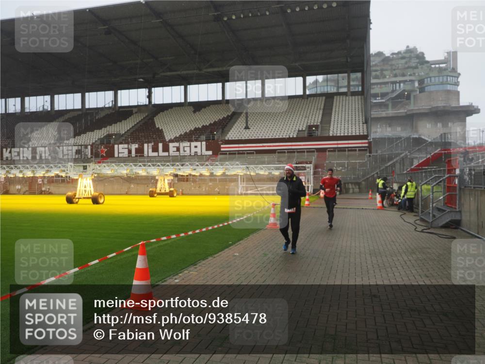 07.12.2025 - St. Pauli X-Mass-Run No. 15 Fabian Wolf http://msf.ph/oto/9385478 07.12.2025 10:13:53 Ziel 1699, 2951, 4371 meine-sportfotos.de