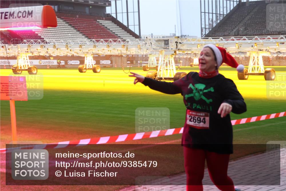 07.12.2025 - St. Pauli X-Mass-Run No. 15 Luisa Fischer http://msf.ph/oto/9385479 07.12.2025 10:17:43 Ziel 2694, 257, 268, 1161, 1162, 1620, 1762, 1989, 1997, 2688, 2694, 2725, 2952, 3229, 3522, 3874, 3987, 4114, 4127, 4339, 4356, 4359, 4764, 4769 meine-sportfotos.de