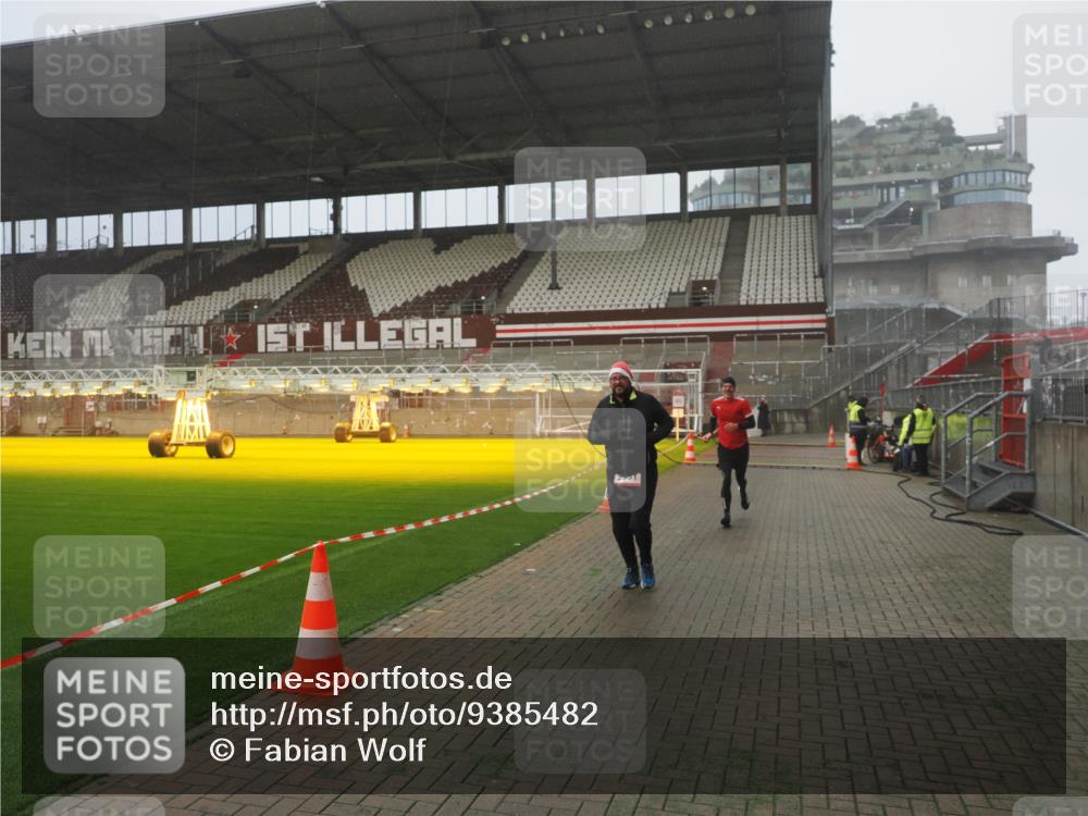 07.12.2025 - St. Pauli X-Mass-Run No. 15 Fabian Wolf http://msf.ph/oto/9385482 07.12.2025 10:13:53 Ziel 1699, 2951, 4371 meine-sportfotos.de
