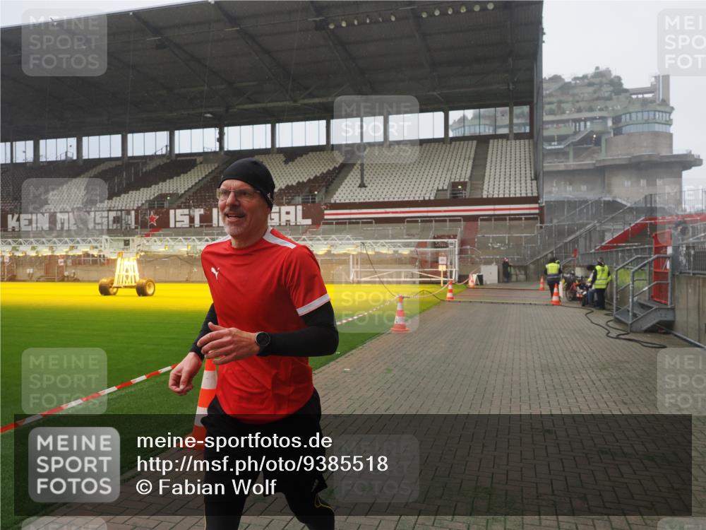 07.12.2025 - St. Pauli X-Mass-Run No. 15 Fabian Wolf http://msf.ph/oto/9385518 07.12.2025 10:13:56 Ziel 1699, 2951, 4371 meine-sportfotos.de