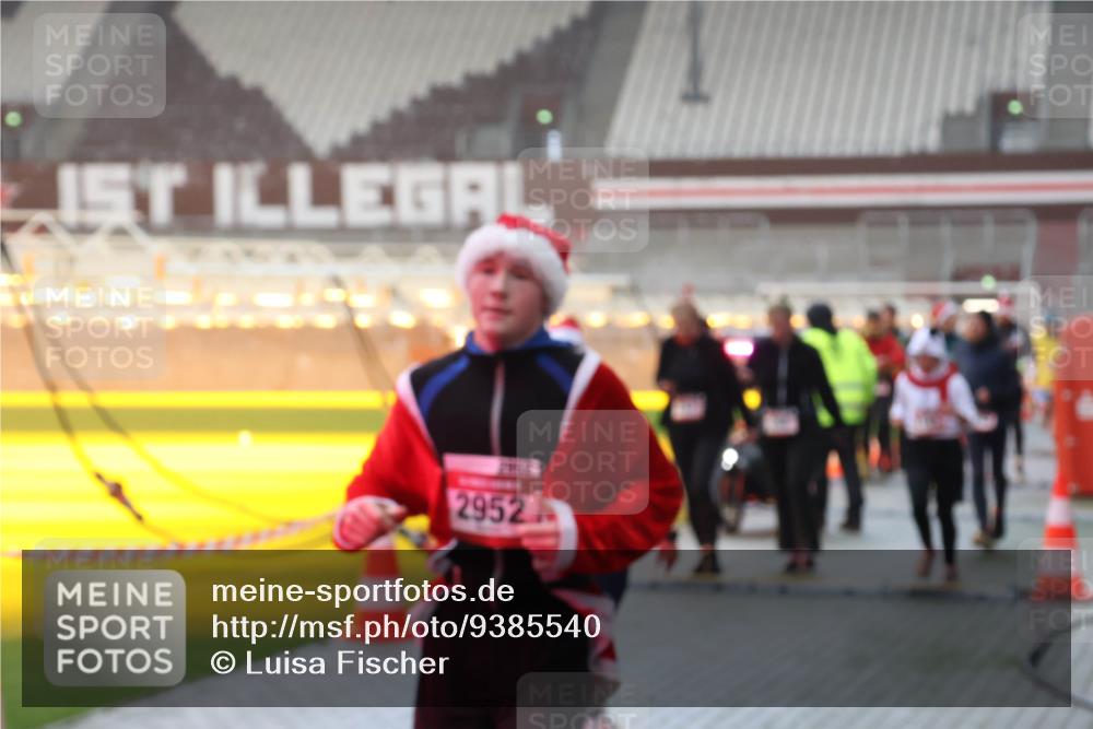07.12.2025 - St. Pauli X-Mass-Run No. 15 Luisa Fischer http://msf.ph/oto/9385540 07.12.2025 10:17:54 Ziel 2952, 257, 268, 1161, 1162, 1762, 1963, 2663, 2688, 2725, 2952, 3229, 3522, 3804, 3874, 3987, 4114, 4127, 4339, 4764 meine-sportfotos.de