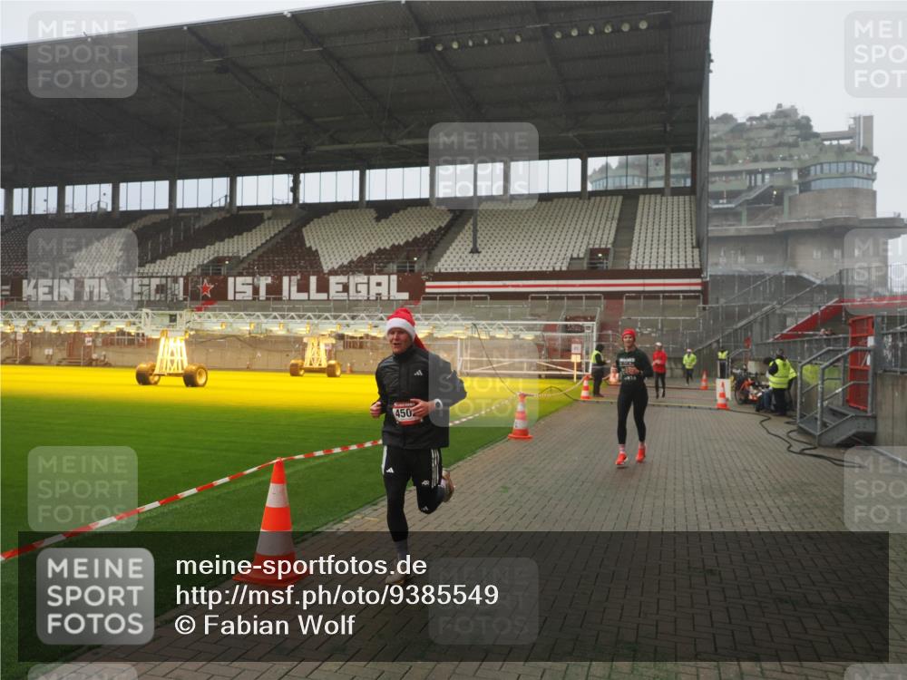 07.12.2025 - St. Pauli X-Mass-Run No. 15 Fabian Wolf http://msf.ph/oto/9385549 07.12.2025 10:14:06 Ziel 3243, 4371, 4502, 4526 meine-sportfotos.de