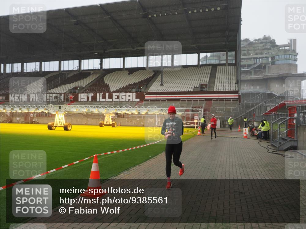 07.12.2025 - St. Pauli X-Mass-Run No. 15 Fabian Wolf http://msf.ph/oto/9385561 07.12.2025 10:14:08 Ziel 3243, 4371, 4502, 4526 meine-sportfotos.de