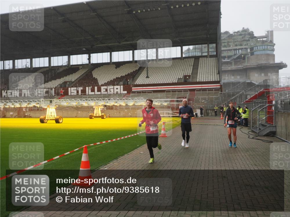 07.12.2025 - St. Pauli X-Mass-Run No. 15 Fabian Wolf http://msf.ph/oto/9385618 07.12.2025 10:14:19 Ziel 174, 352, 3243, 4489, 4502, 4526, 4545 meine-sportfotos.de