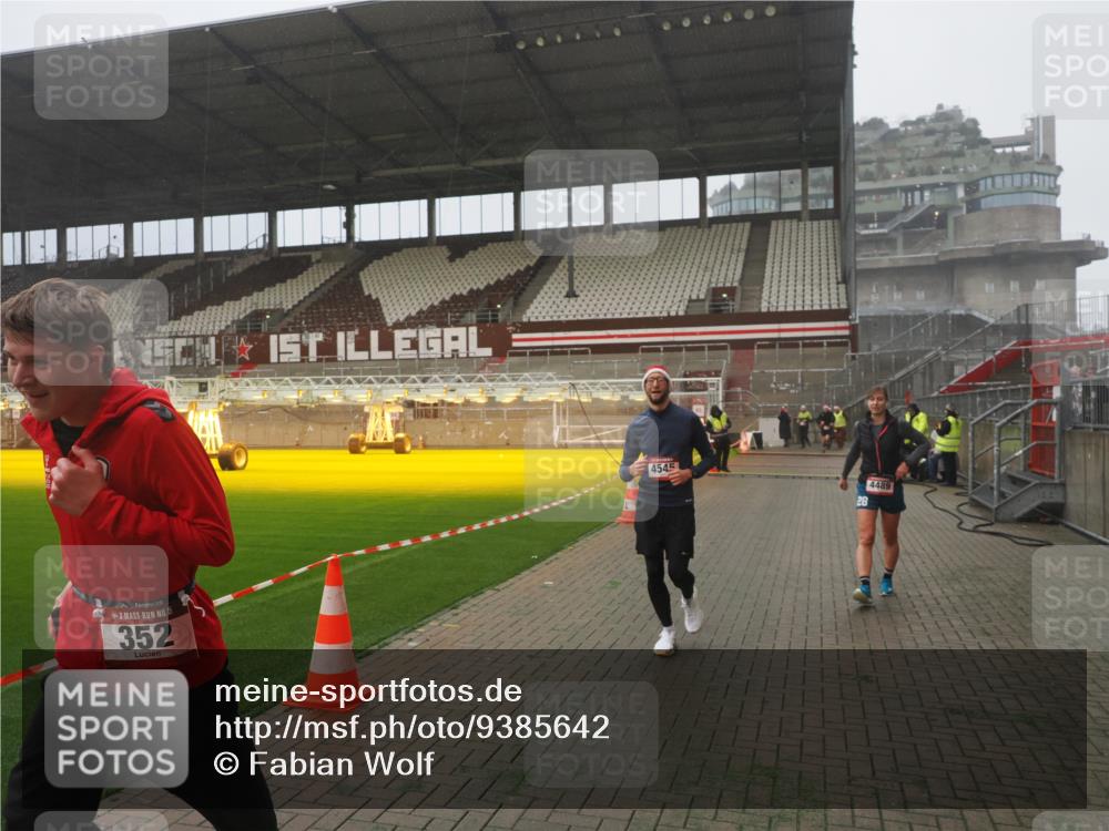 07.12.2025 - St. Pauli X-Mass-Run No. 15 Fabian Wolf http://msf.ph/oto/9385642 07.12.2025 10:14:20 Ziel 174, 352, 3243, 4489, 4502, 4526, 4545 meine-sportfotos.de