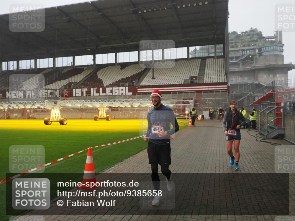 07.12.2025 - St. Pauli X-Mass-Run No. 15 Fabian Wolf http://msf.ph/oto/9385658 07.12.2025 10:14:21 Ziel 174, 352, 3243, 4489, 4502, 4526, 4545 meine-sportfotos.de