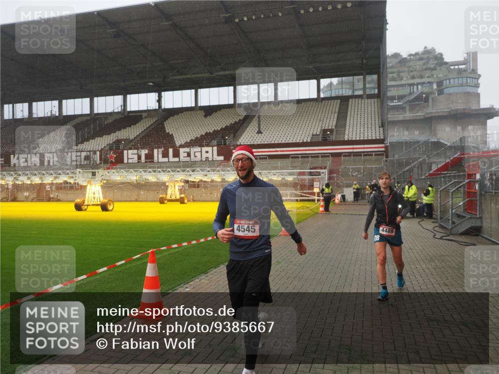 07.12.2025 - St. Pauli X-Mass-Run No. 15 Fabian Wolf http://msf.ph/oto/9385667 07.12.2025 10:14:21 Ziel 174, 352, 3243, 4489, 4502, 4526, 4545 meine-sportfotos.de