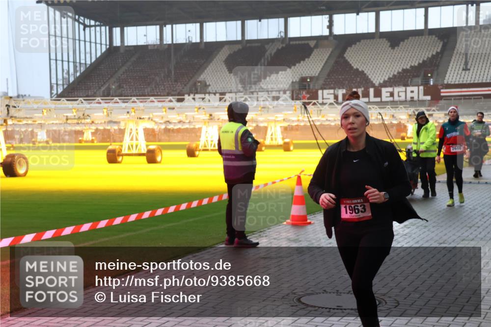 07.12.2025 - St. Pauli X-Mass-Run No. 15 Luisa Fischer http://msf.ph/oto/9385668 07.12.2025 10:18:08 Ziel 1963, 2688, 257, 268, 1161, 1162, 1963, 2663, 2688, 2725, 2952, 3804, 4114, 4127, 4227, 4339, 4764 meine-sportfotos.de