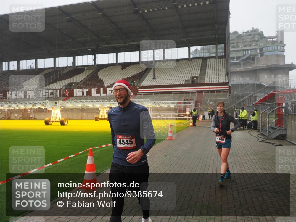 07.12.2025 - St. Pauli X-Mass-Run No. 15 Fabian Wolf http://msf.ph/oto/9385674 07.12.2025 10:14:21 Ziel 174, 352, 3243, 4489, 4502, 4526, 4545 meine-sportfotos.de