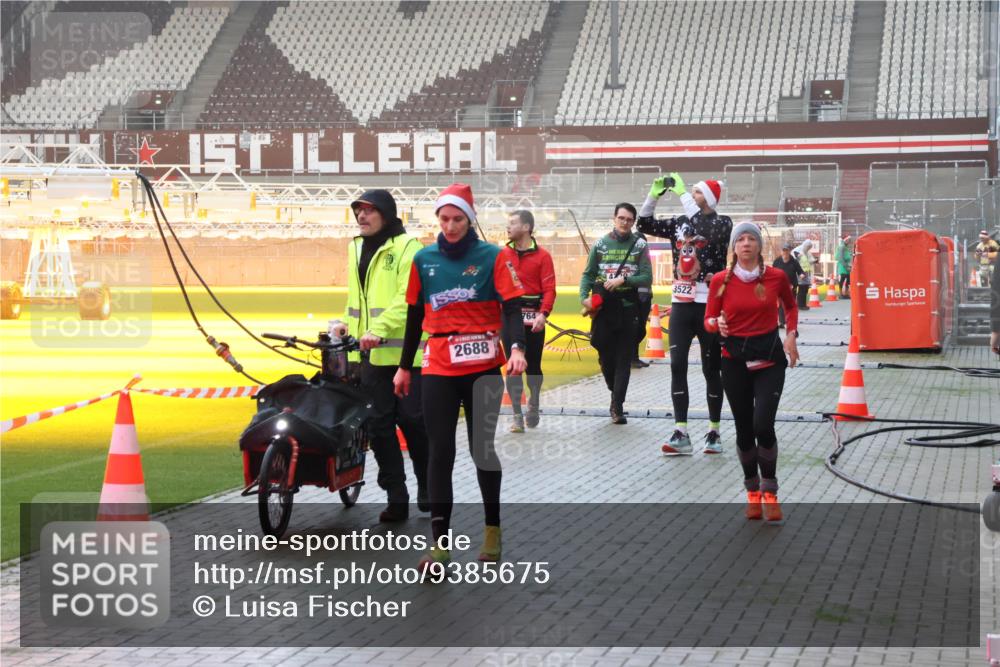 07.12.2025 - St. Pauli X-Mass-Run No. 15 Luisa Fischer http://msf.ph/oto/9385675 07.12.2025 10:18:11 Ziel 2688, 3522, 257, 268, 1161, 1162, 1963, 2663, 2688, 2725, 2952, 3804, 4114, 4127, 4227, 4339, 4764 meine-sportfotos.de