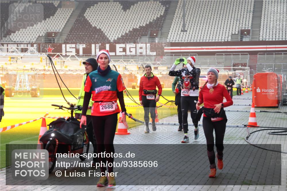 07.12.2025 - St. Pauli X-Mass-Run No. 15 Luisa Fischer http://msf.ph/oto/9385696 07.12.2025 10:18:12 Ziel 2688, 4764, 3522, 1161, 1162, 1963, 2663, 2688, 2725, 2952, 3804, 4114, 4127, 4227, 4339, 4764 meine-sportfotos.de