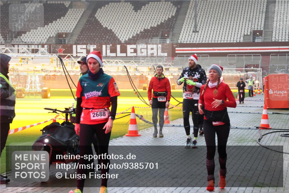 07.12.2025 - St. Pauli X-Mass-Run No. 15 Luisa Fischer http://msf.ph/oto/9385701 07.12.2025 10:18:13 Ziel 2688, 4764, 3522, 1161, 1162, 1963, 2663, 2688, 2725, 2952, 3804, 4114, 4127, 4227, 4339 meine-sportfotos.de