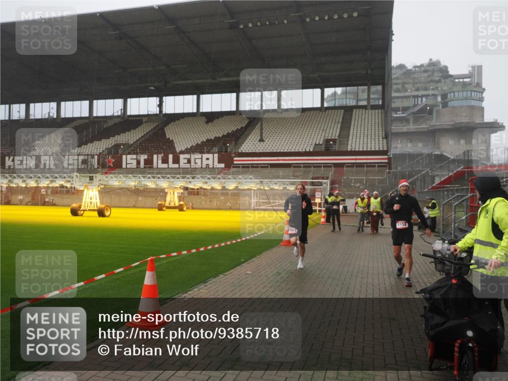 07.12.2025 - St. Pauli X-Mass-Run No. 15 Fabian Wolf http://msf.ph/oto/9385718 07.12.2025 10:14:32 Ziel 352, 1158, 2564, 2617, 2618, 2864, 4489, 4508, 4545 meine-sportfotos.de