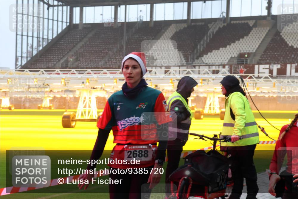 07.12.2025 - St. Pauli X-Mass-Run No. 15 Luisa Fischer http://msf.ph/oto/9385720 07.12.2025 10:18:16 Ziel 2688, 1161, 1162, 1963, 2663, 2688, 2725, 2952, 3804, 4127, 4227, 4339 meine-sportfotos.de