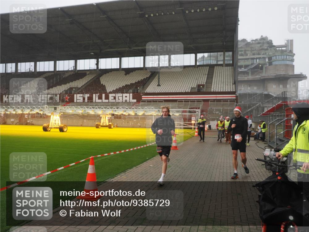 07.12.2025 - St. Pauli X-Mass-Run No. 15 Fabian Wolf http://msf.ph/oto/9385729 07.12.2025 10:14:32 Ziel 352, 1158, 2564, 2617, 2618, 2864, 4489, 4508, 4545 meine-sportfotos.de